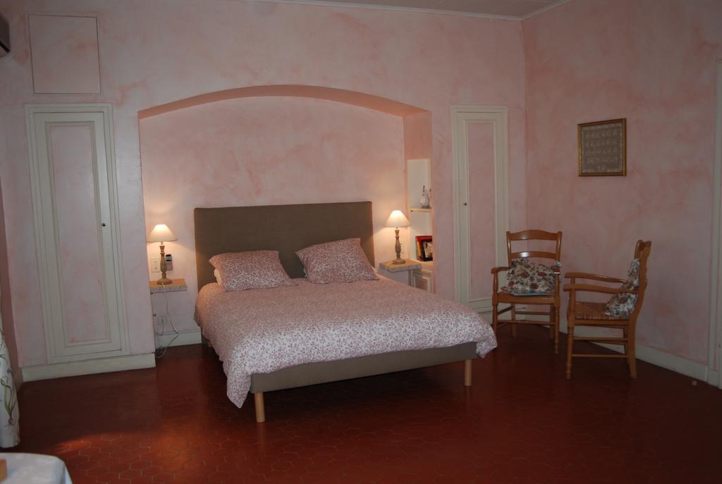 Chateau Cornillon Arles Szoba fotó